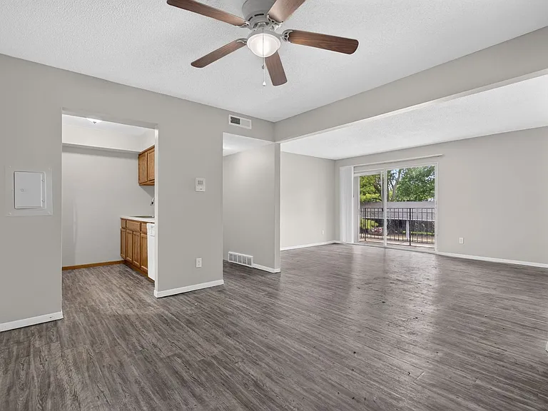Hollow Hills Apartments — Photo 97