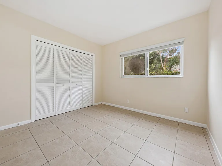 1000 NE 9th Ave #1 — Photo 8