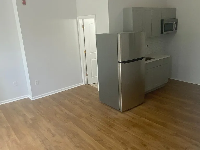 131 50th St #2F — Photo 8