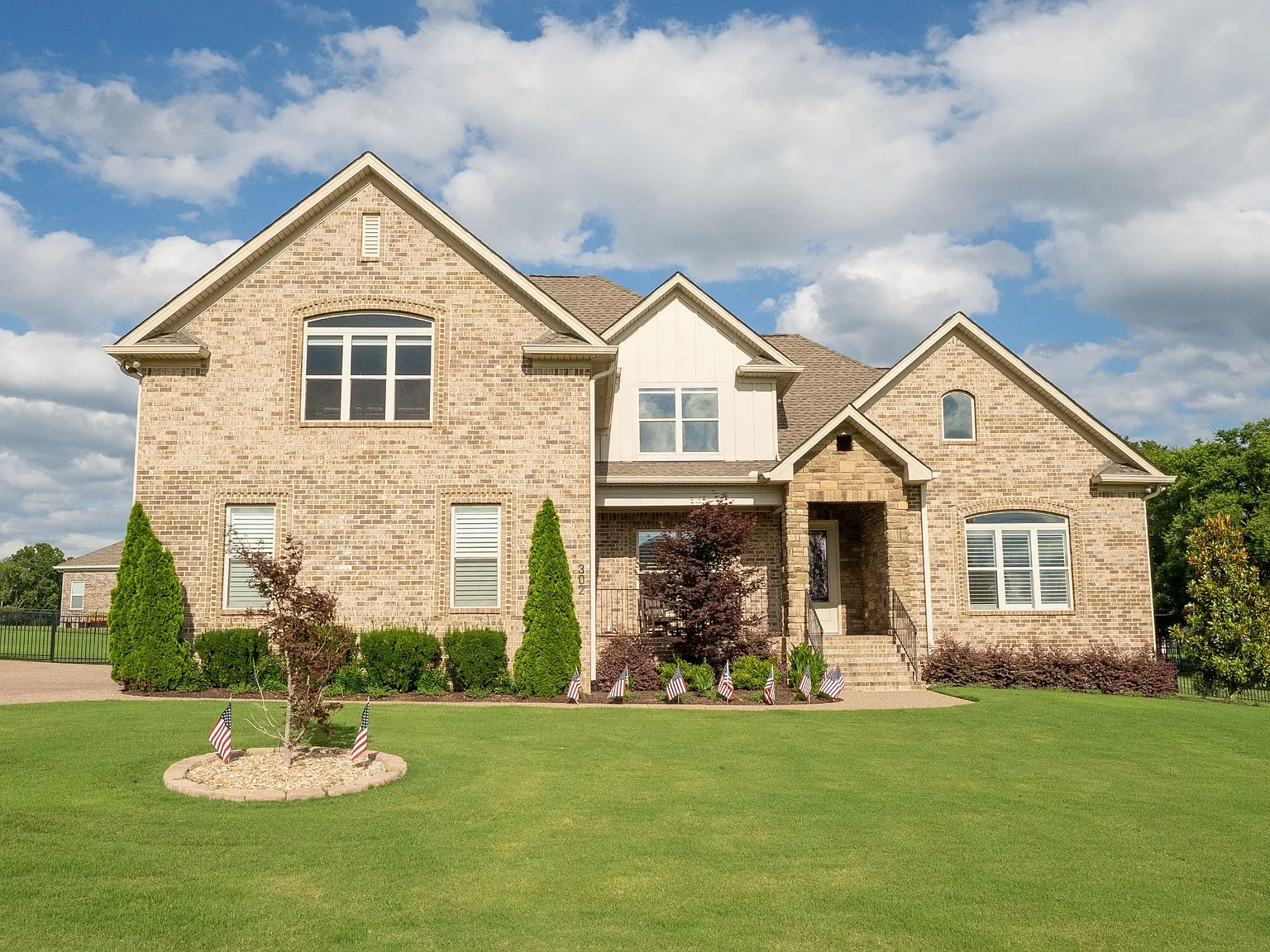5 bed, 4.0 bath, 3839 sqft, $5,100 — Photo 2
