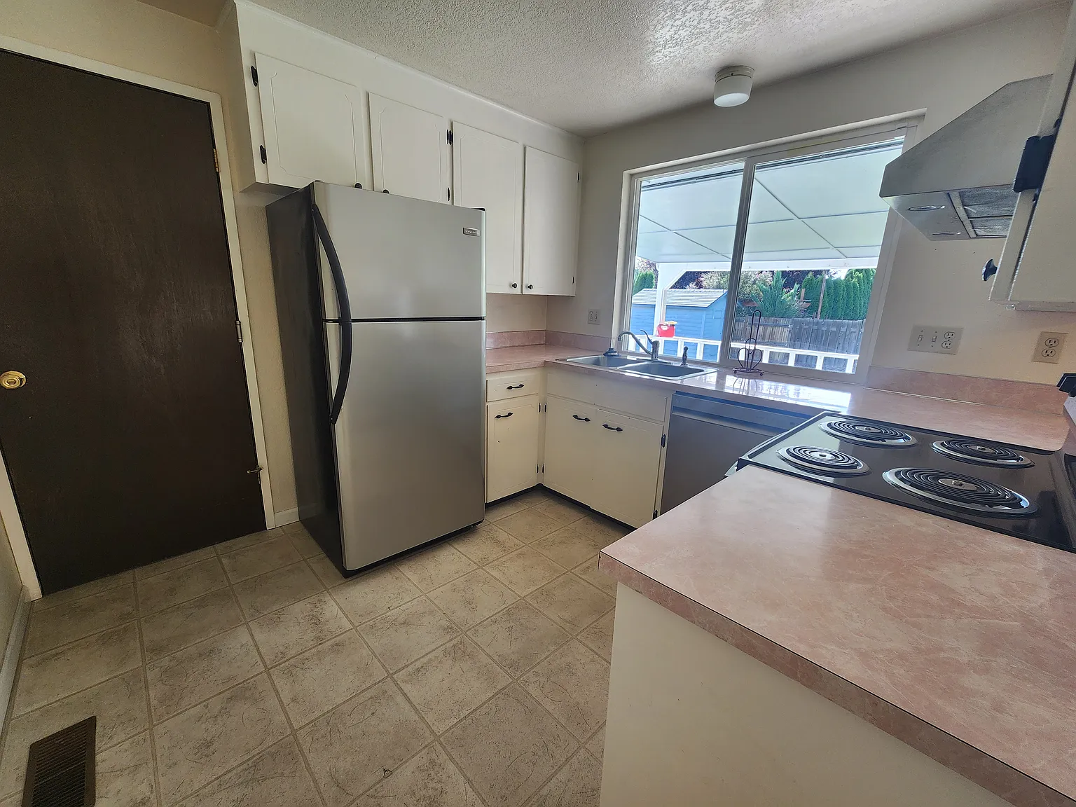 3 bed, 1.5 bath, 1074 sqft, $1,700 — Photo 4