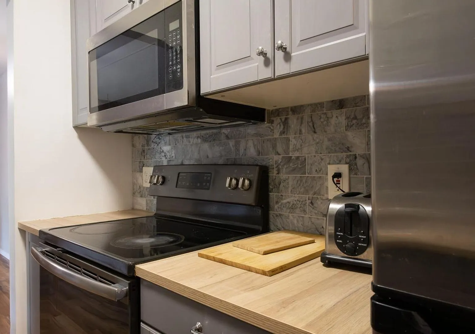 Large Renovated Condo near EMU — Photo 4