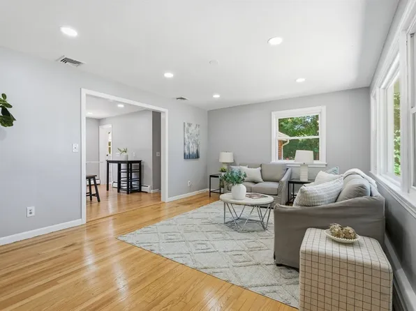 158 Devens St, Springfield, MA 01151
