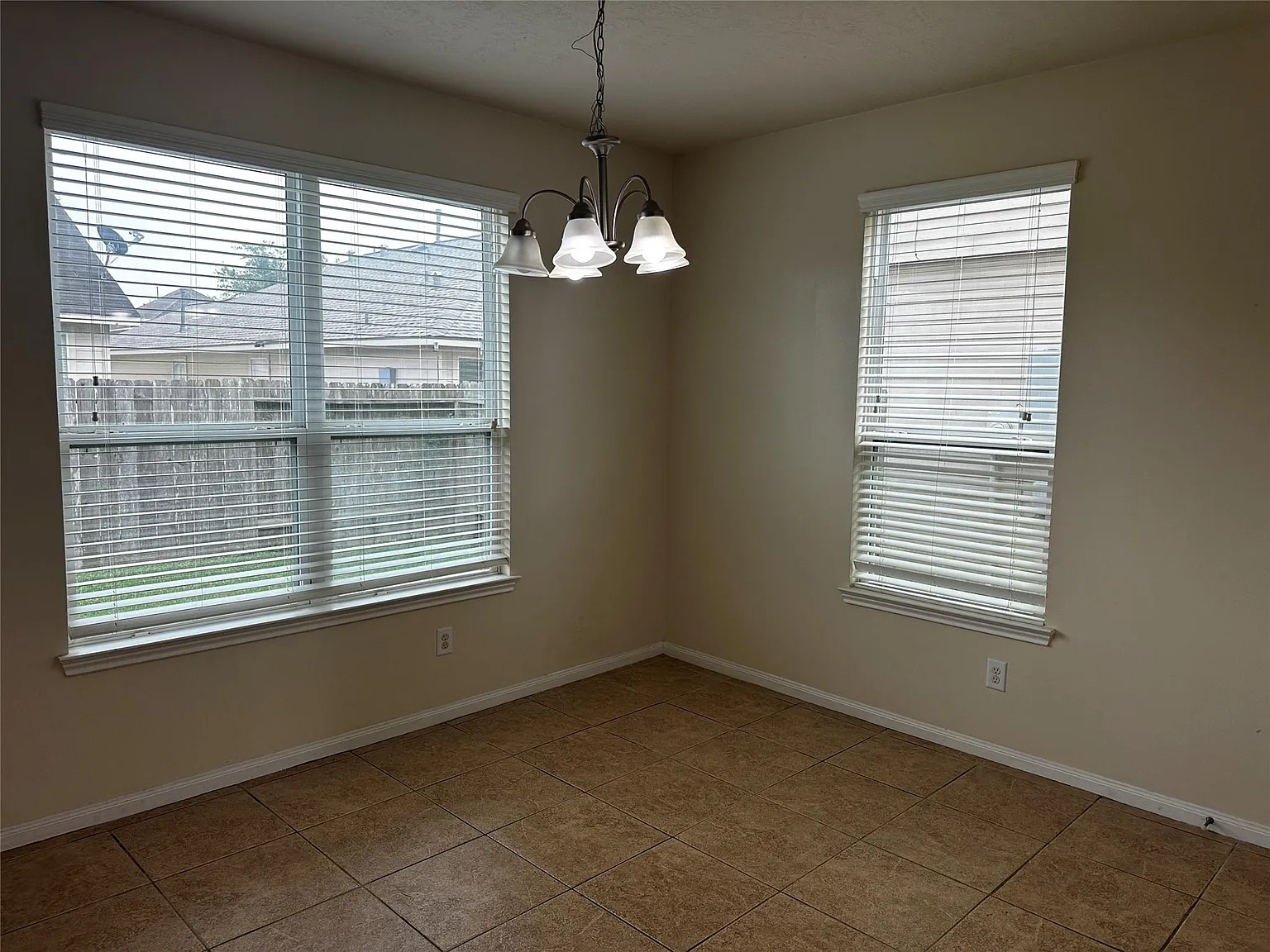 4 bed, 2.5 bath, 2202 sqft, $2,200 — Photo 4