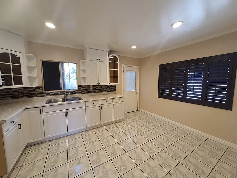 2647 Independence Ave — Photo 3