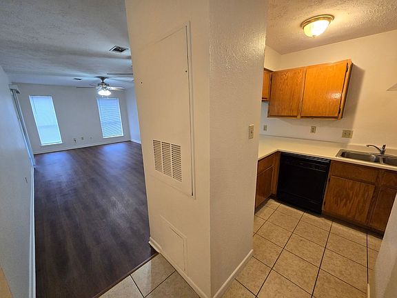 4th image of 609 Navarro Dr