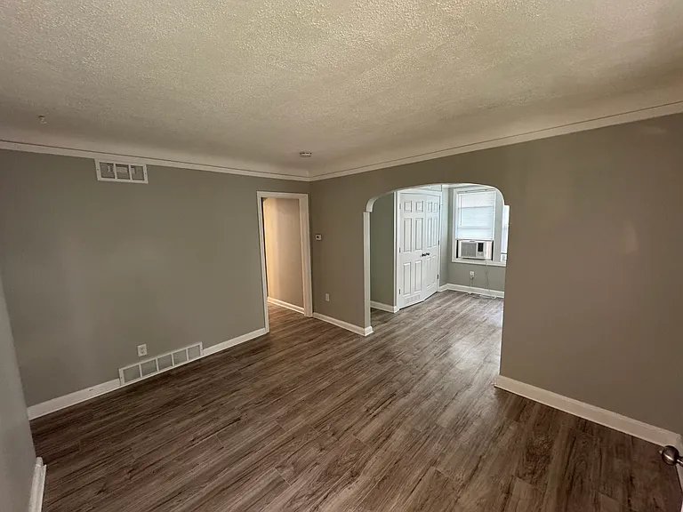 690 E Marshall St — Photo 2