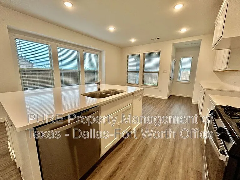 3918 Rochelle Ln — Photo 11