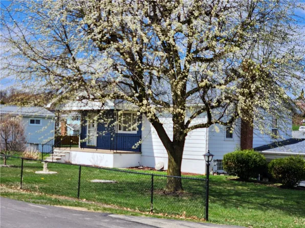 18 White St, Latrobe, PA 15650