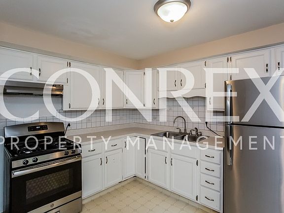 4th image of 1925 N Schwier Dr