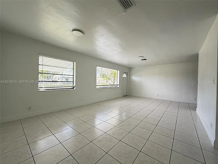 1740 SW 47th Ave — Photo 6