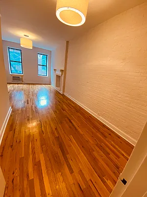 Rented by Metropolis Real Estate of Manhattan | media 25