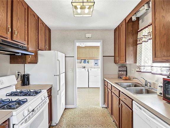 3rd image of 467 Birchwood Dr