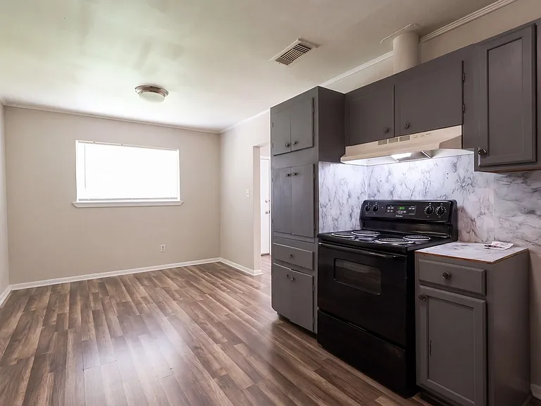 9442 Normandie Dr — Photo 4