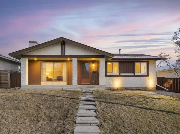 472 S Cedarpark Dr SW, Calgary, AB T2W 2J7