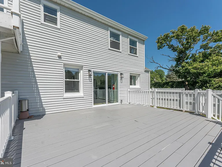 75 Reeder Ave — Photo 43