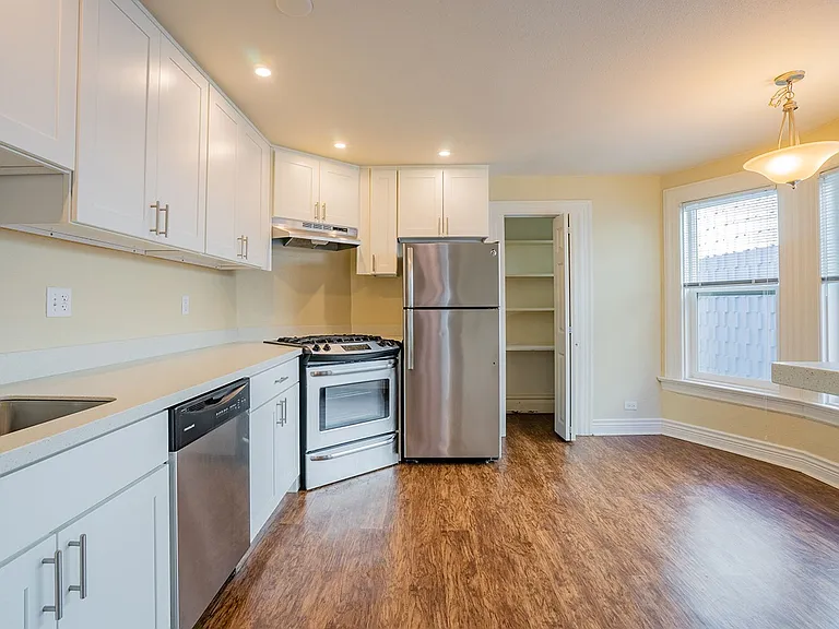 Alexander Apartments — Photo 24