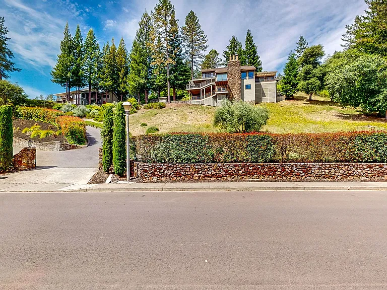 1600 Sylvaner Ave — Photo 2