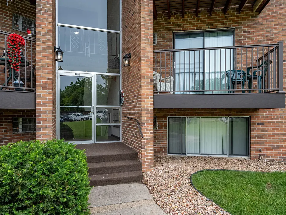 Pineview Apartments - White Bear Lake