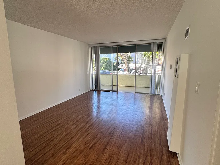 1307 Barry Ave — Photo 5