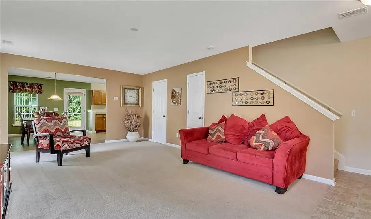 4 bed, 2.5 bath, 1740 sqft, $2,500 — Photo 2