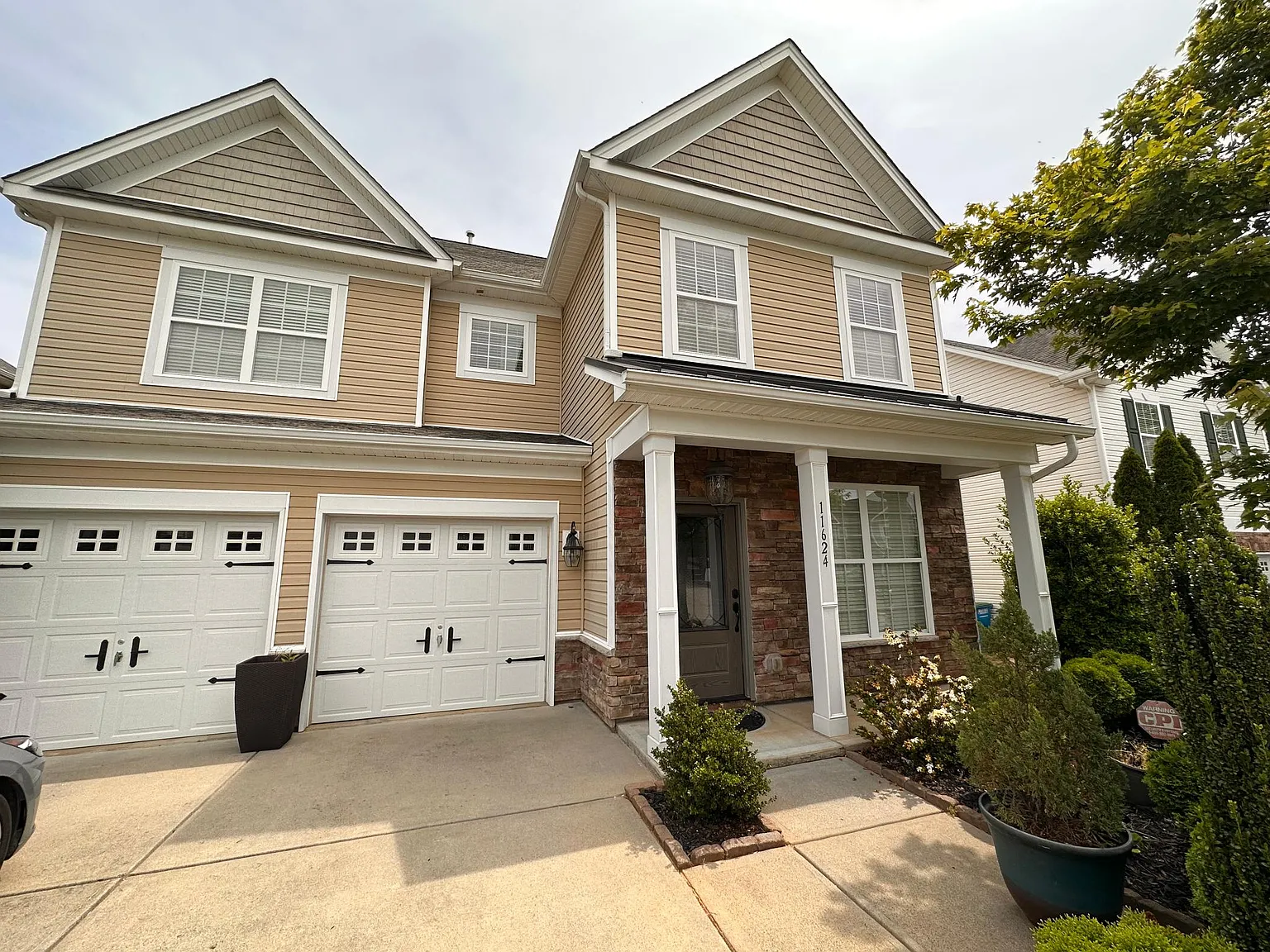 3 bed, 2.5 bath, 2430 sqft, $2,500 — Photo 1