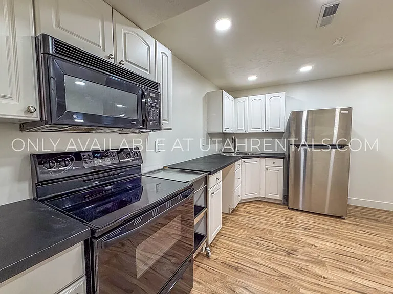 960 N Eastview Dr — Photo 39