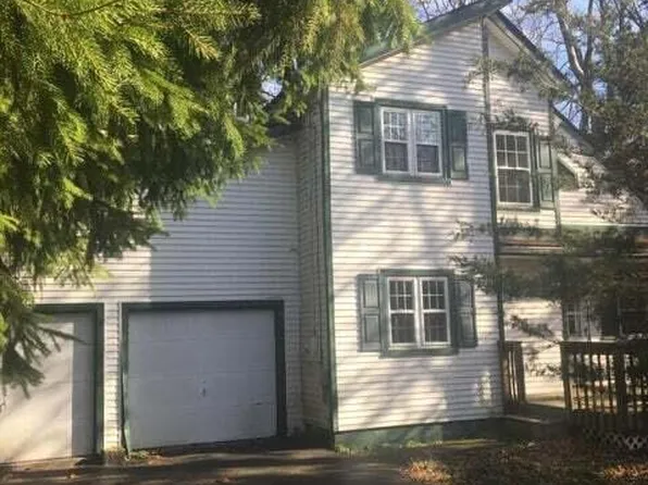 2626 Foxledge Dr, Tobyhanna, PA 18466