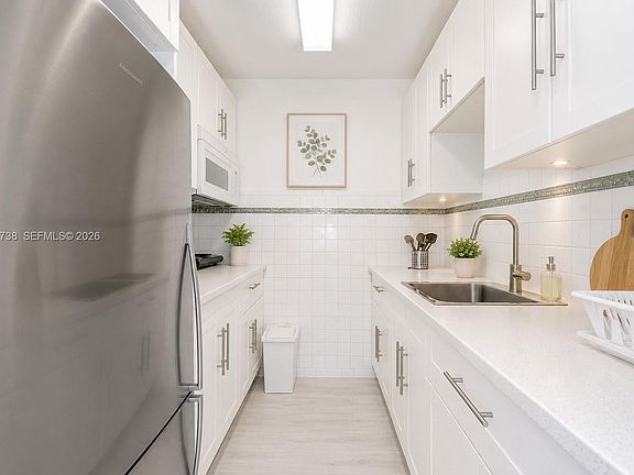 5th image of 344 Meridian Ave APT 2B