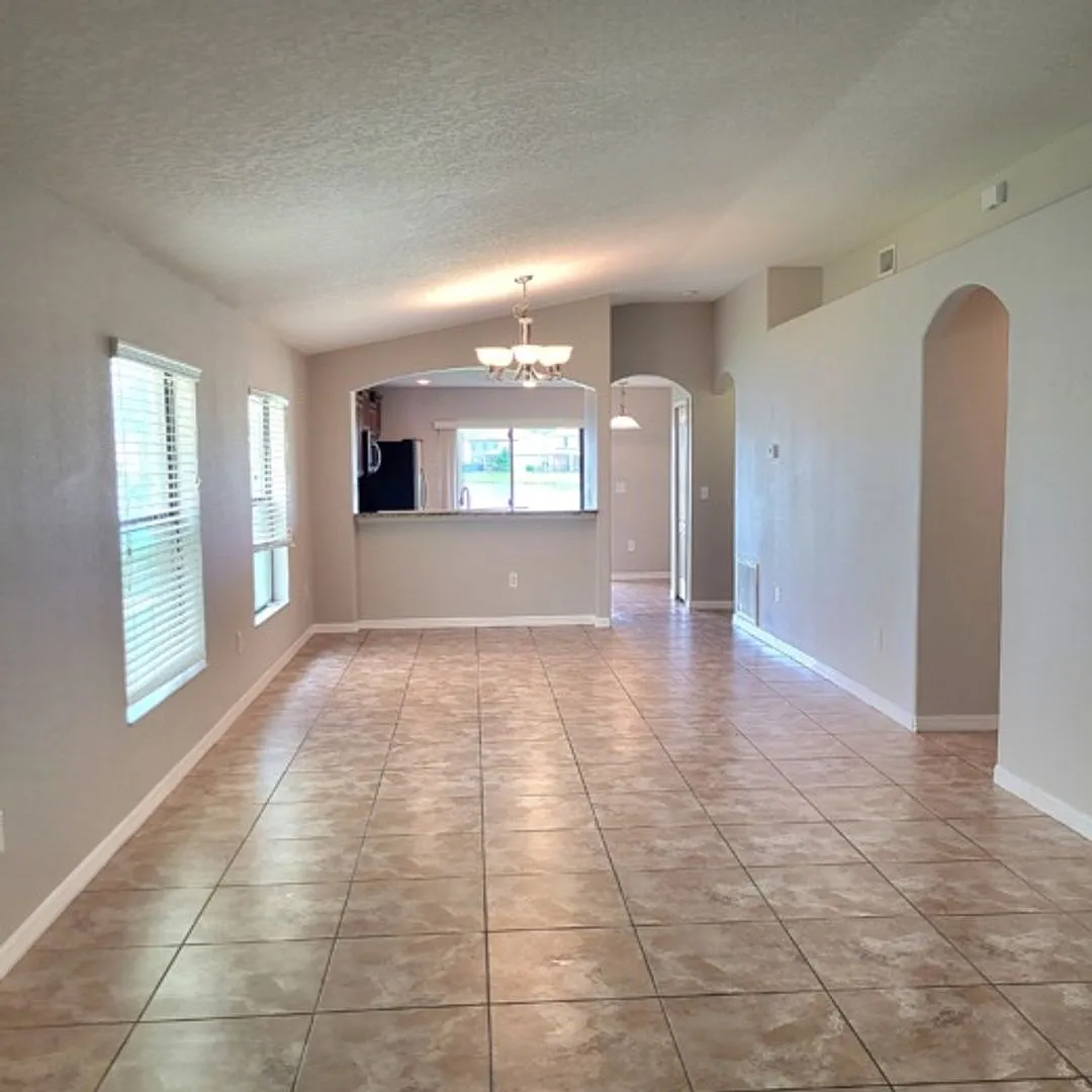 Beautiful 3 bedroom/2bath/2 car garage with oversized backyard on a beautiful pond with lots of c... — Photo 3