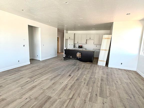 4th image of 907 E Coyote Crest Dr