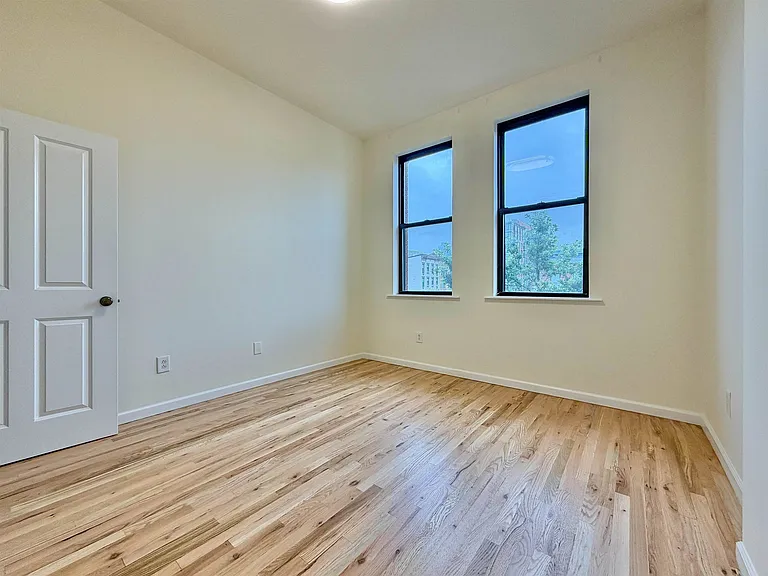 105 11th St #4F — Photo 16