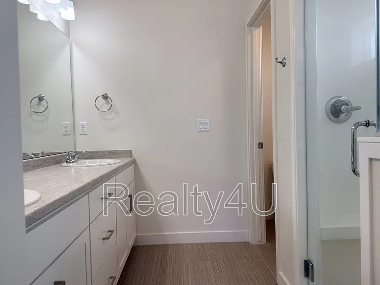 138 E Crown Point Dr — Photo 9