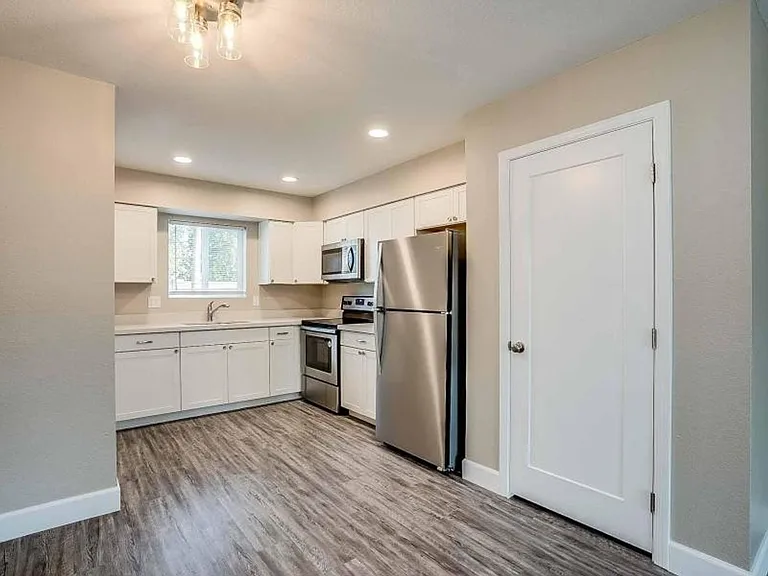 318 E Vine Cir — Photo 3