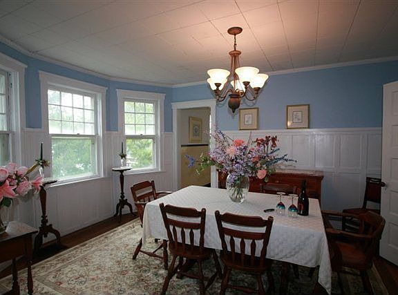 3rd image of 25 Bay Ave