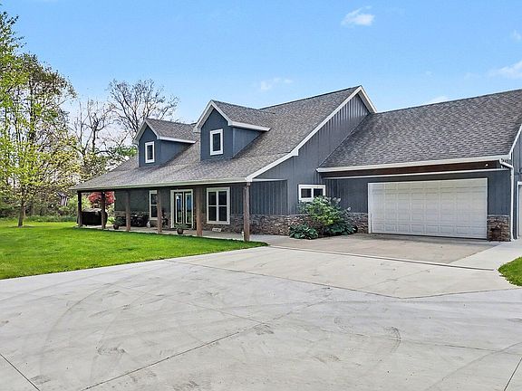 3rd image of 7572 Tucker Ln