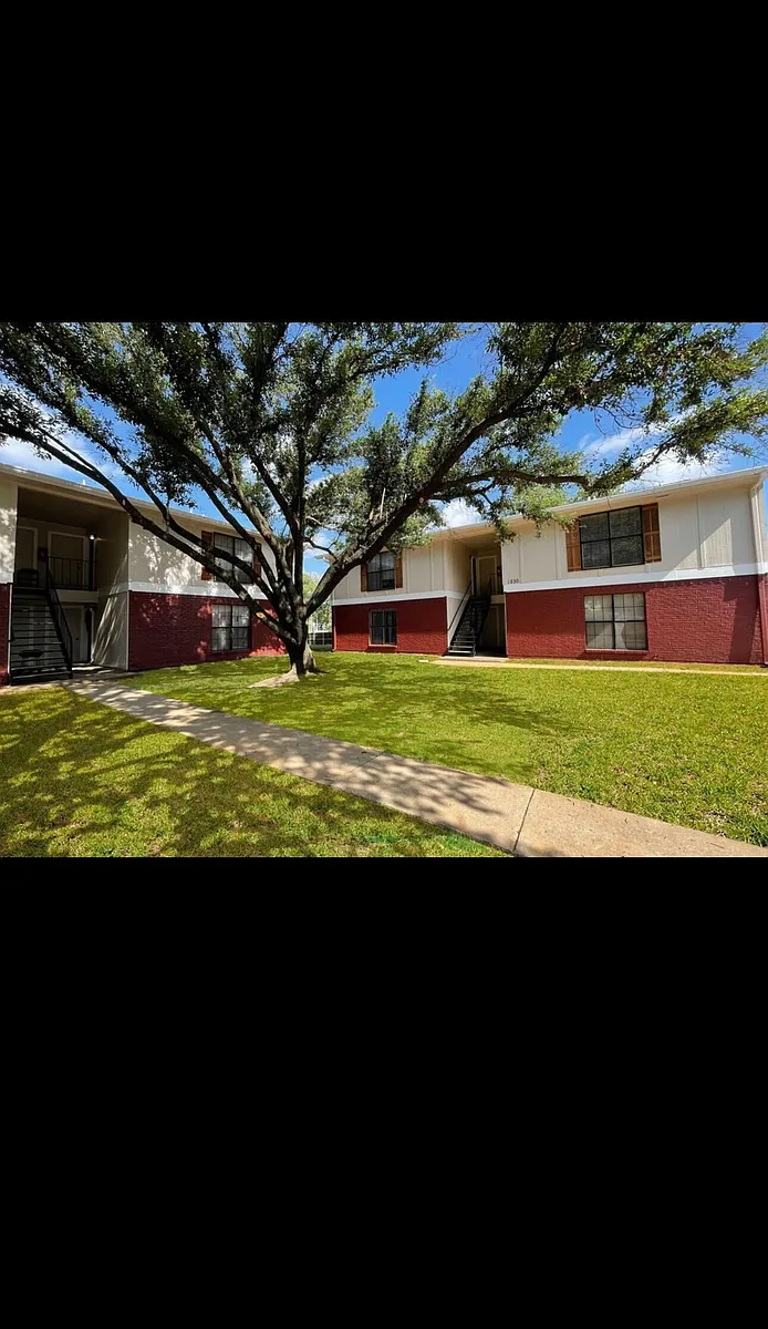Building Photo - Red Oak on A