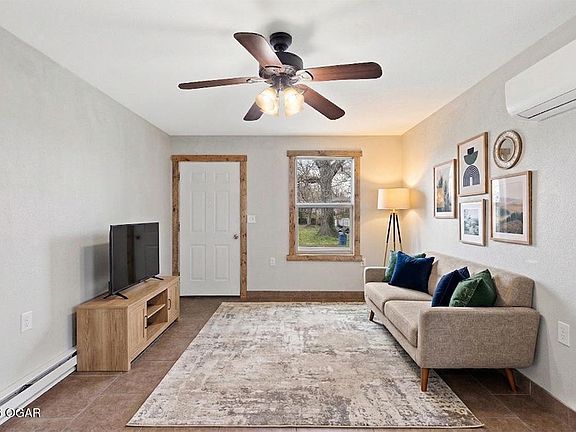 2nd image of 1105 Walnut St