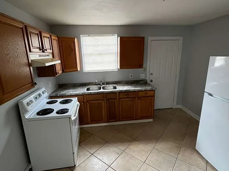820 W 13th St — Photo 5
