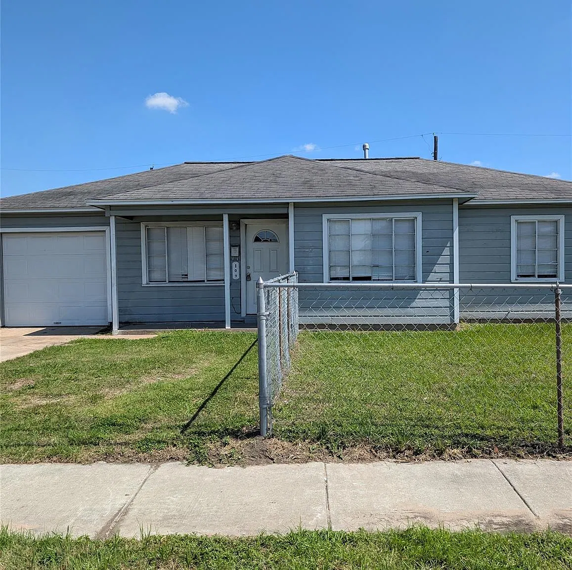 3 bed, 1.0 bath, 919 sqft, $1,600 — Photo 1