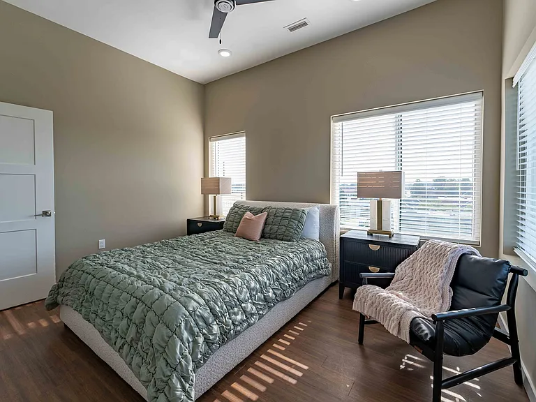 1364 E Battlefield Rd — Photo 156