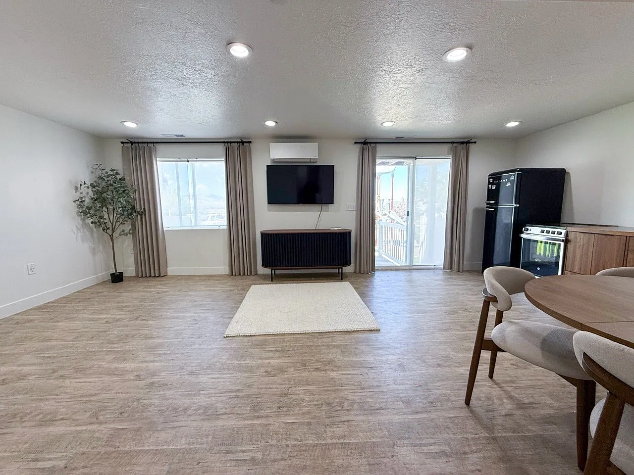 Studio Basement Apartment — Photo 2