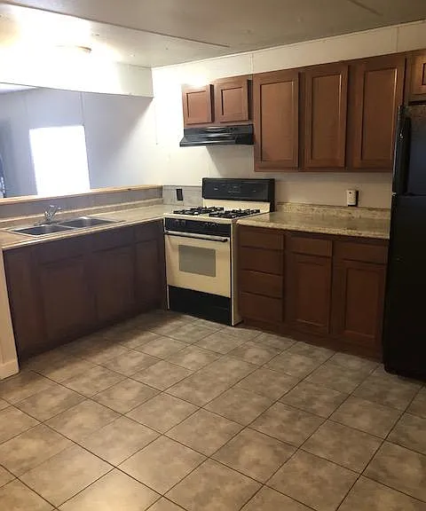466 Richardson Dr — Photo 3