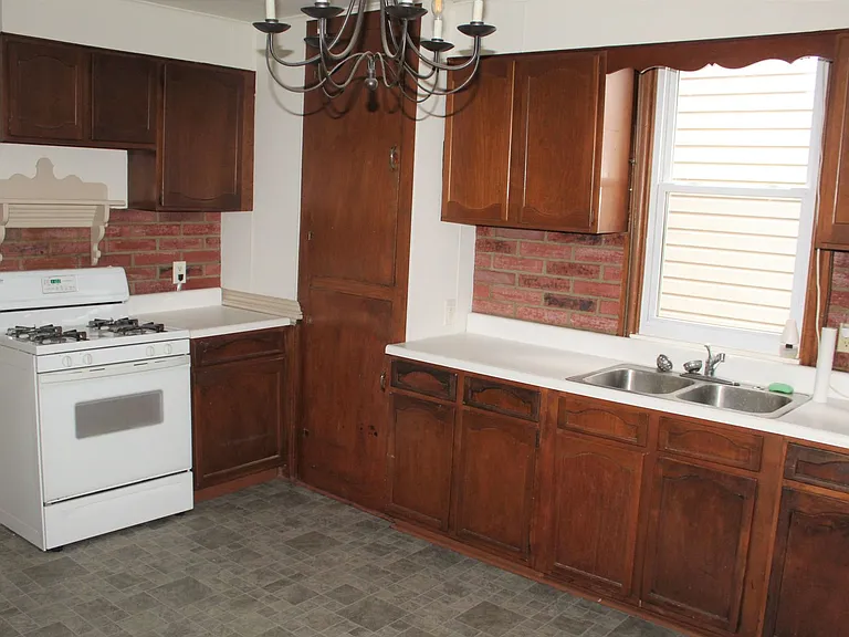 157 S Main St — Photo 3