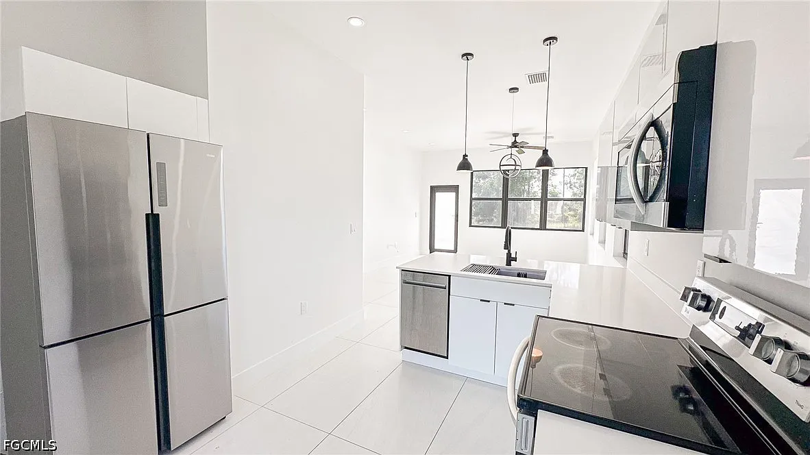 3 bed, 2.0 bath, 1186 sqft, $1,800 — Photo 3
