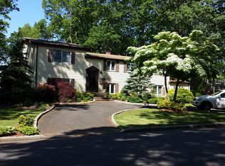 14 Possum Ln, East Setauket, NY 11733