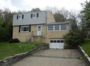 1 Jill Dr, Carnegie, PA
