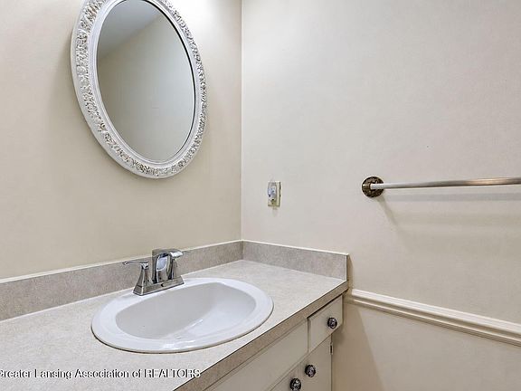 5th image of 1444 Roxburgh Ave