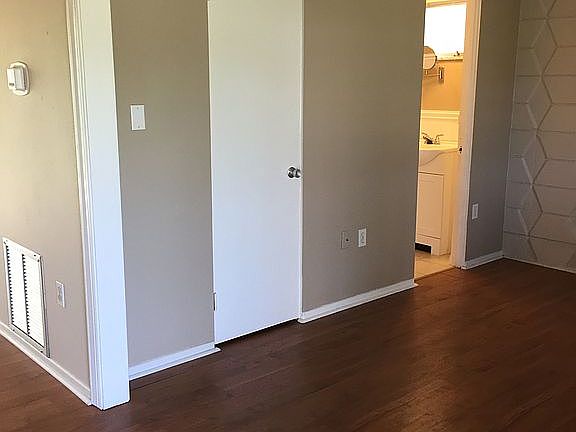 3rd image of 122 Venice East Blvd