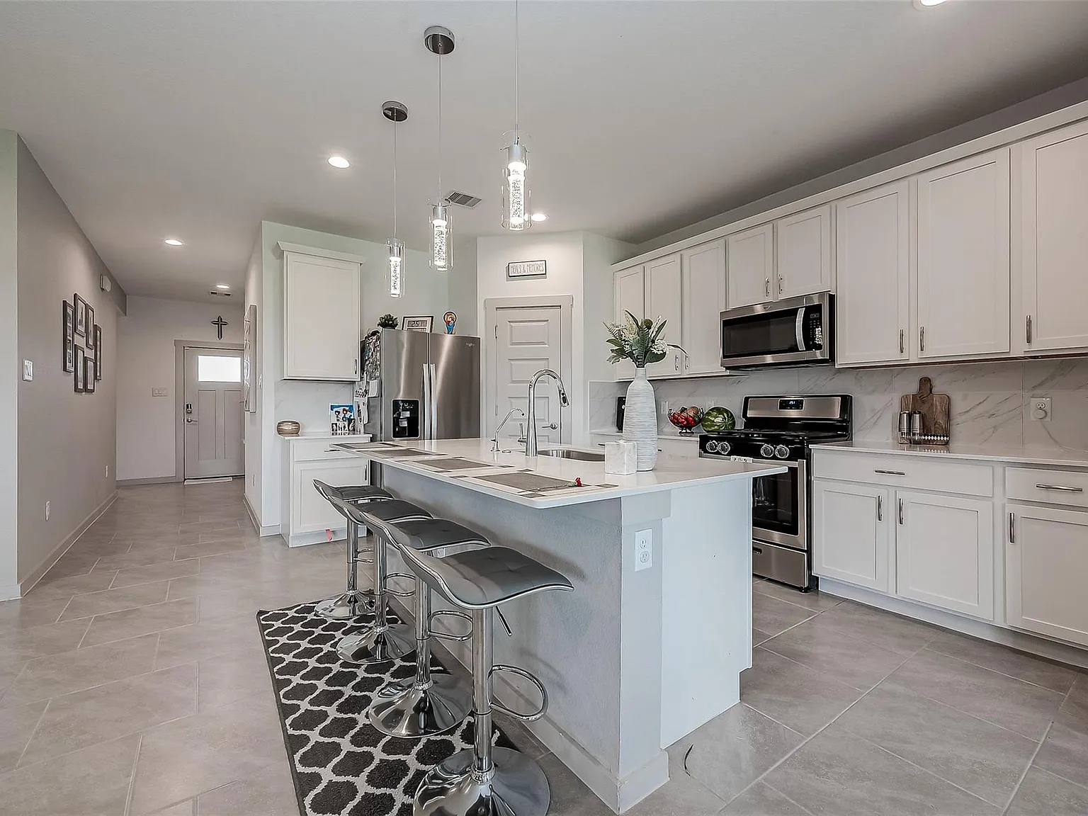 4 bed, 2.0 bath, 1792 sqft, $2,350 — Photo 3